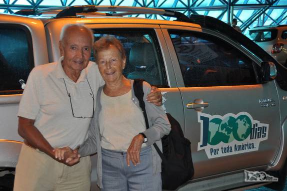 Depois de 15 dias viajando juntos pelo Uruguai e Rio Grande do Sul, despedida do Joca e da Ixa, os pais do Rodrigo, no aeroporto de Porto Alegre, capital do estado